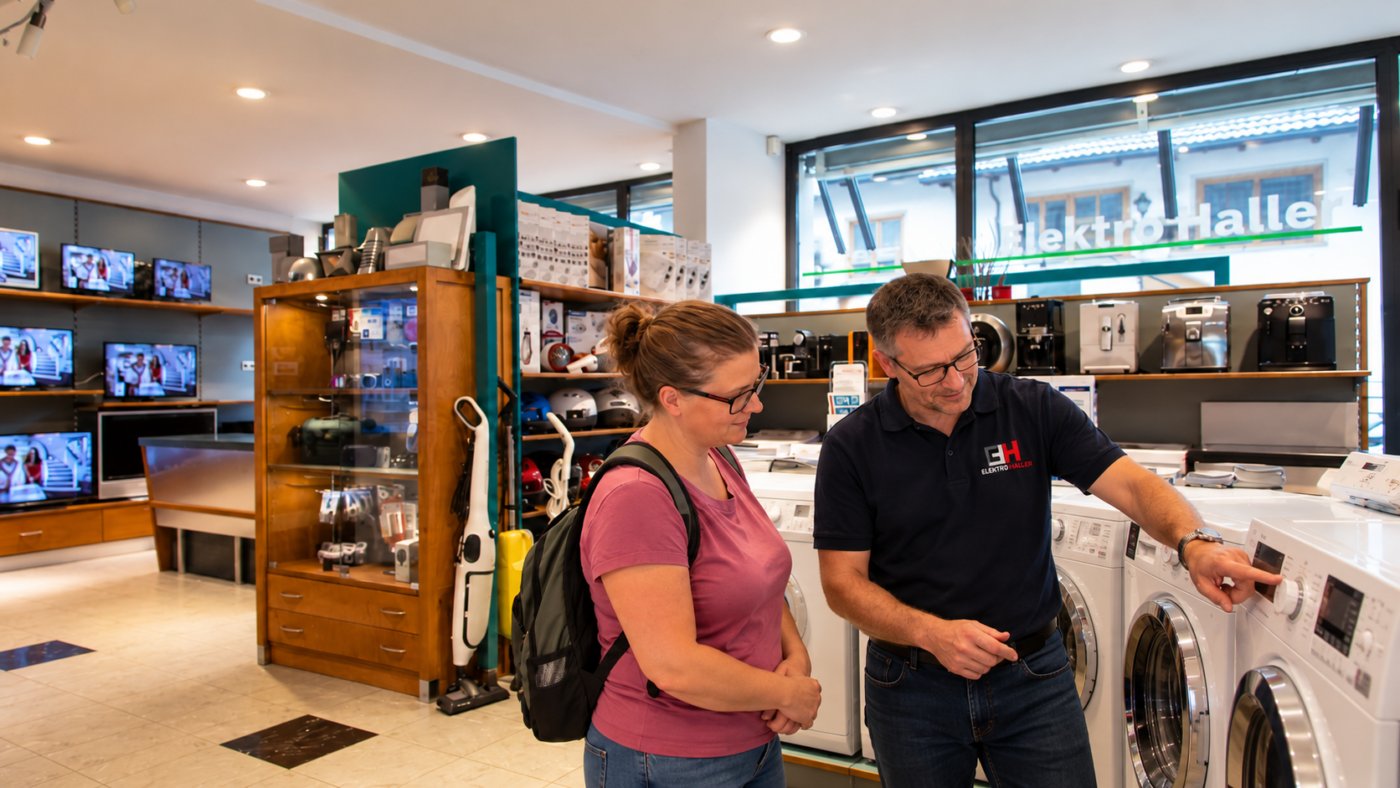 Elektro Haller Beratung im modernen Fachmarkt